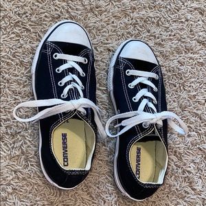 BLACK CONVERSE SIZE 3 KIDS or SIZE 5 WOMENS! ⬇️